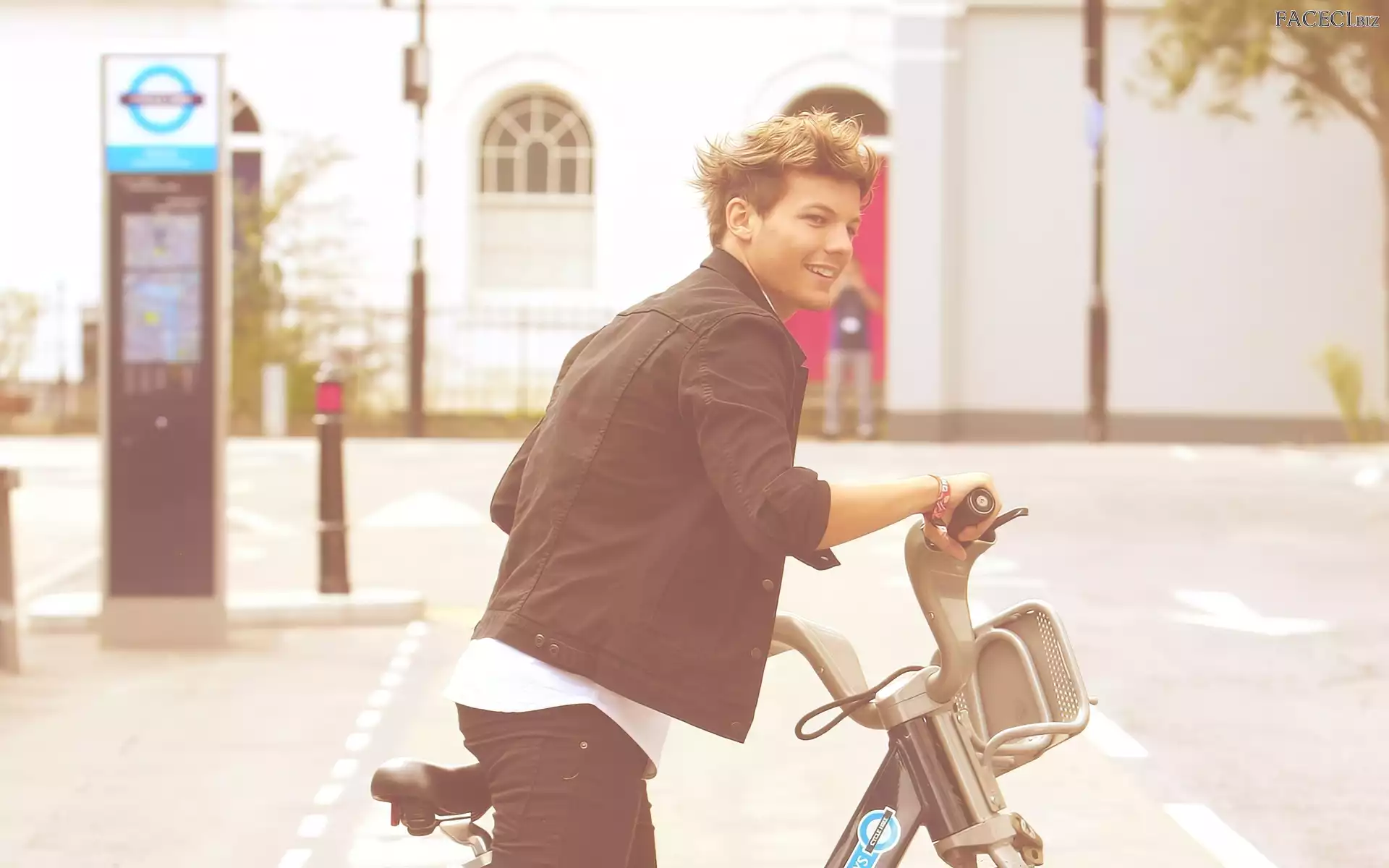 One Direction, Louis Tomlinson